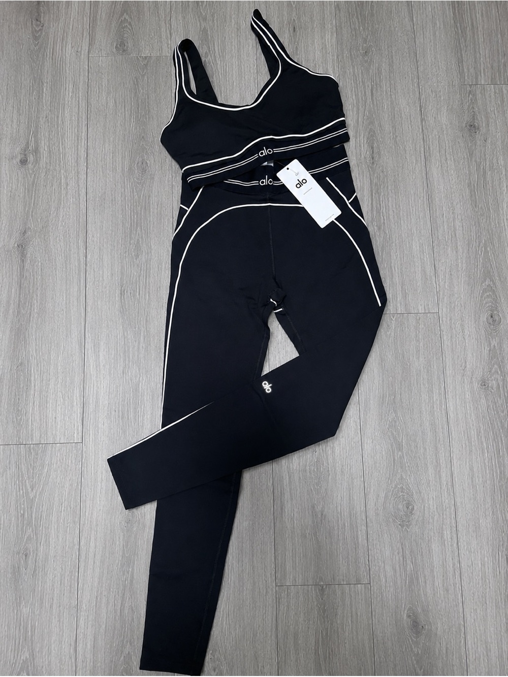 Alo Yoga Airbrush Heart Throb Sports Bra and Leggings Matching Set - Black/White